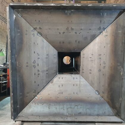 Specific mold for forming concrete - for high-voltage poles